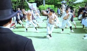 生田斗真さんの天狗ダンスと腹筋画像２